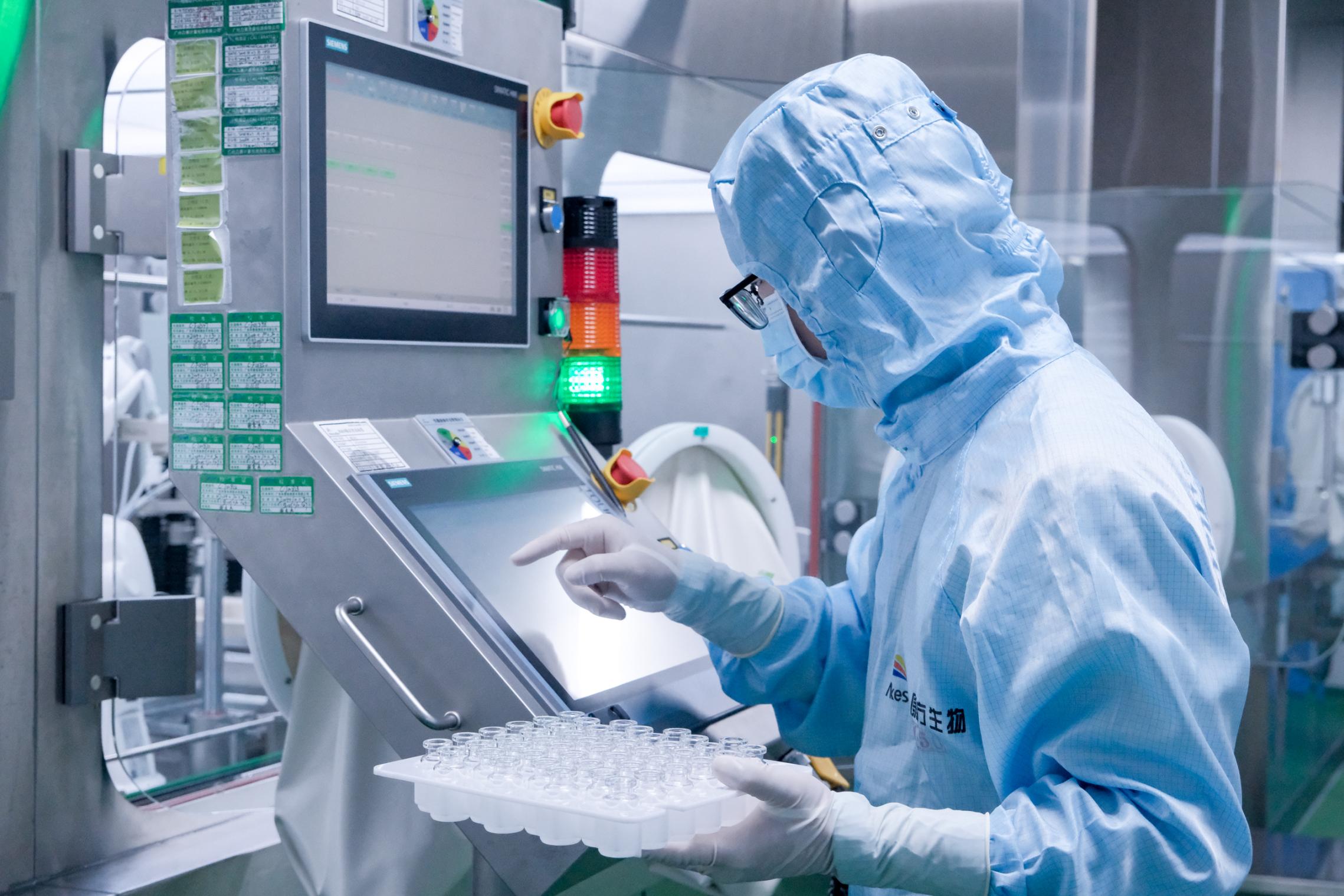 康方生物中试实验室科研人员正在进行实验。人民网记者 丁亦鑫摄